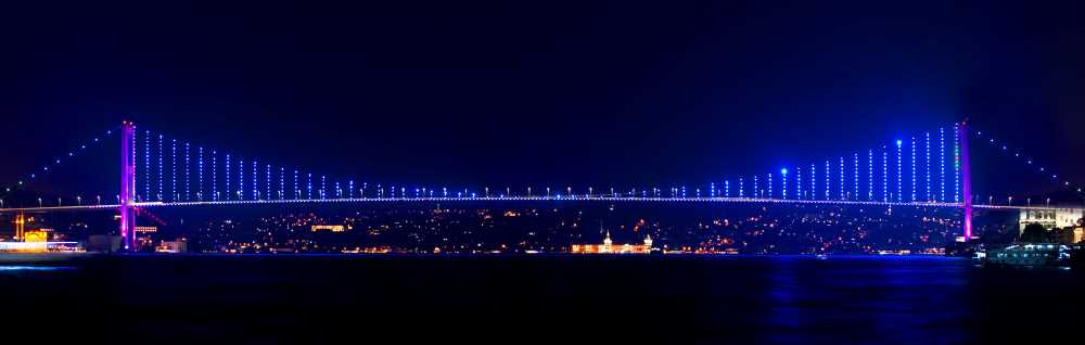 illuminated-bosphorus-bridge На картинке изображен вантовый мост с подсветкой в ночное время